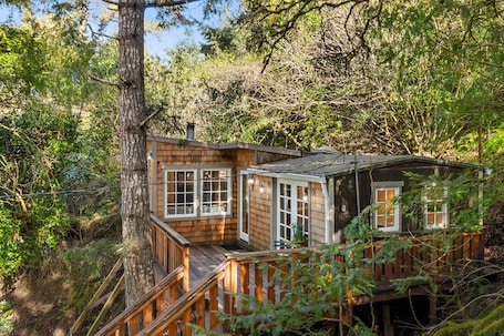 Exterior. Cozy Riverview Cottage Retreat - walk to hiking trails & downtown Duncans Mills