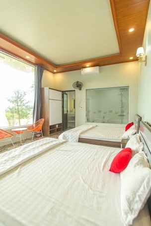 1 habitación y tabla de planchar con plancha