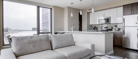 Réfrigérateur, micro-ondes, four, plaque de cuisson