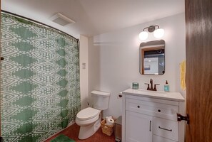 Secadora de cabello, toallas, jabón, shampoo 