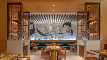 Een restaurant met houten meubels, een grote muurschildering aan de achterwand en traditionele inrichting.