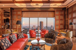 3 bares y bar junto a la piscina