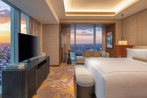 Signature Suite | Premium bedding, down comforters, minibar, in-room safe