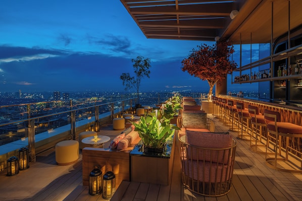 3 bars/lounges, poolside bar - Solaire Resort Quezon City (Quezon City)