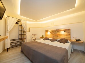 4 bedrooms, desk, Internet