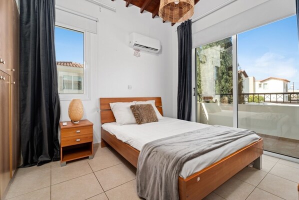 2 bedrooms, WiFi, bed sheets - 2 bed - Sleeps 6 - Private Pool - 5 Min To Beach (Pernera protaras)