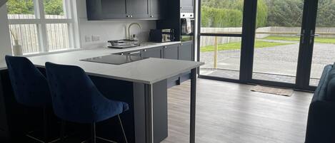 Réfrigérateur, four à micro-ondes, un four, surface de cuisson