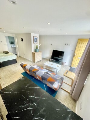 Iron/ironing board, WiFi, bed sheets - Studio - Sleeps 2 - Parking - Wifi (Cambridge)