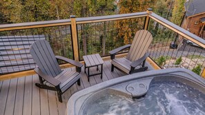 Outdoor spa tub - Luxury Mountain View Cabin w/ Hot Tub, Theatre Room, 5 Mins to Gatlinburg Strip (Gatlinburg)