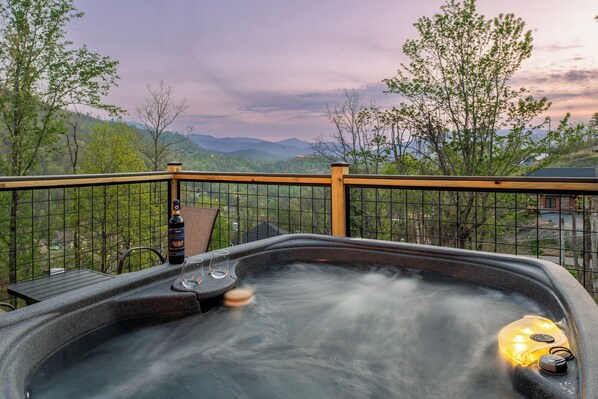 Outdoor spa tub - Luxury Mountain View Cabin w/ Hot Tub, Theatre Room, 5 Mins to Gatlinburg Strip (Gatlinburg)