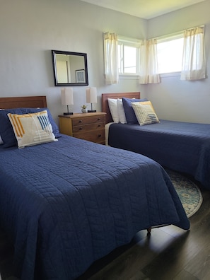 2 bedrooms, desk, iron/ironing board, free WiFi - Charming Modern 1950s Mid-Century Ranch. (Mount Pleasant)