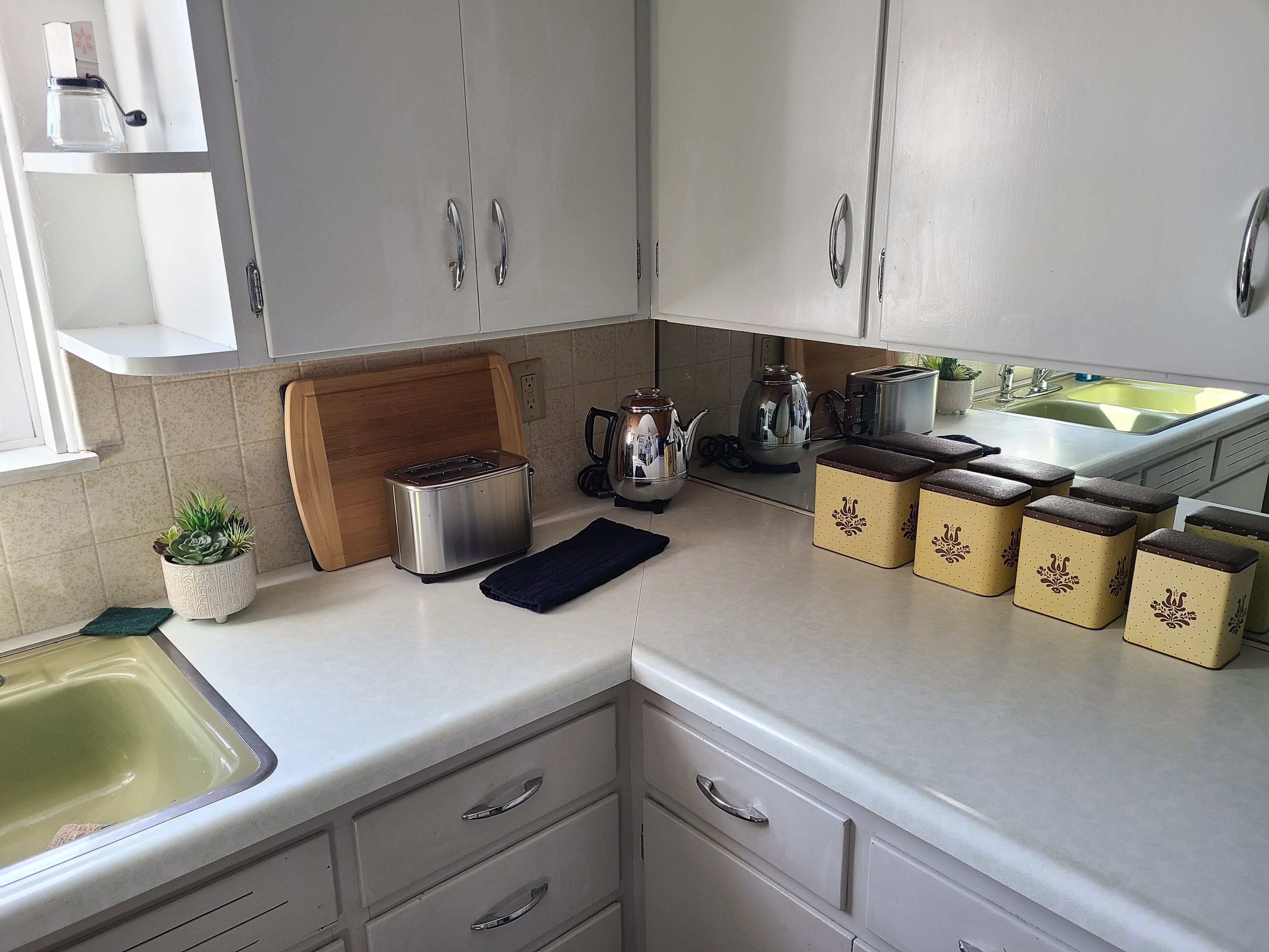 Køleskab, mikrobølgeovn, ovn, kogeplade