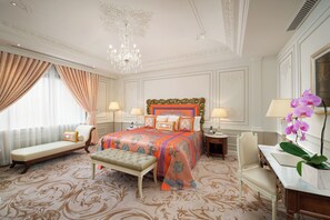 Suite – signature | Minibar, safe på rommet, skrivebord og skrivebord for bærbar PC