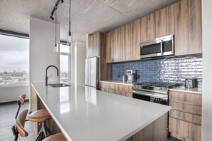 Geladeira, micro-ondas, fogão, cooktop