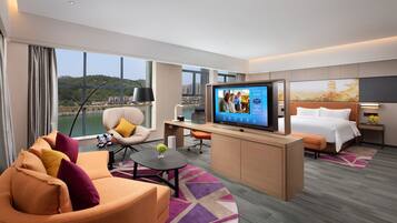 Business Suite | Desk, laptop workspace, iron/ironing board, free WiFi