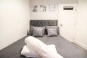 2 bedrooms, iron/ironing board, WiFi, bed sheets - London Apt - Sleeps 4 - Parking - Wifi (London)