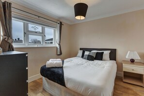 3 habitaciones, tabla de planchar con plancha, wifi y ropa de cama