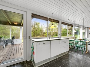 Kylskåp, ugn, diskmaskin och barnstol