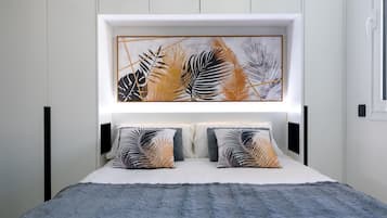 3 makuuhuonetta, työpöytä, silitysrauta/-lauta, vauvan matkasänky