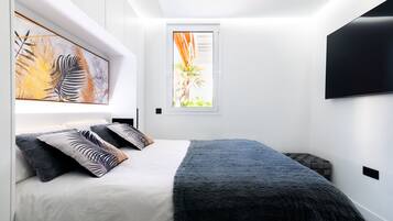 3 dormitorios, escritorio, tabla de planchar con plancha y cuna de viaje