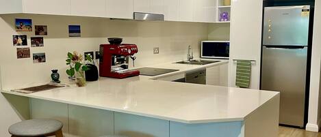 Refrigerador, microondas, horno, placa de cocina