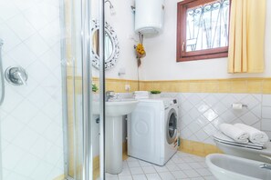 Shower, bidet, towels