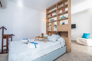 Iron/ironing board, bed sheets