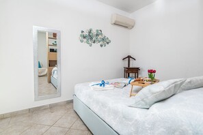 Tabla de planchar con plancha y ropa de cama 