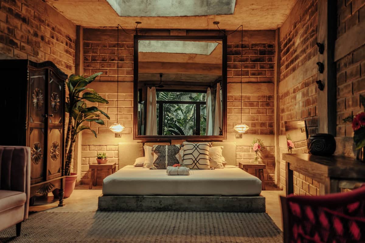 Luxury-Zimmer | Hochwertige Bettwaren, Betten mit Memory-Foam-Matratzen, Schreibtisch