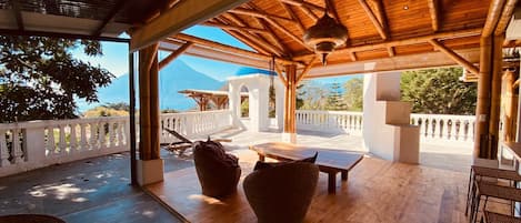Luxury Villa | Terrace/patio