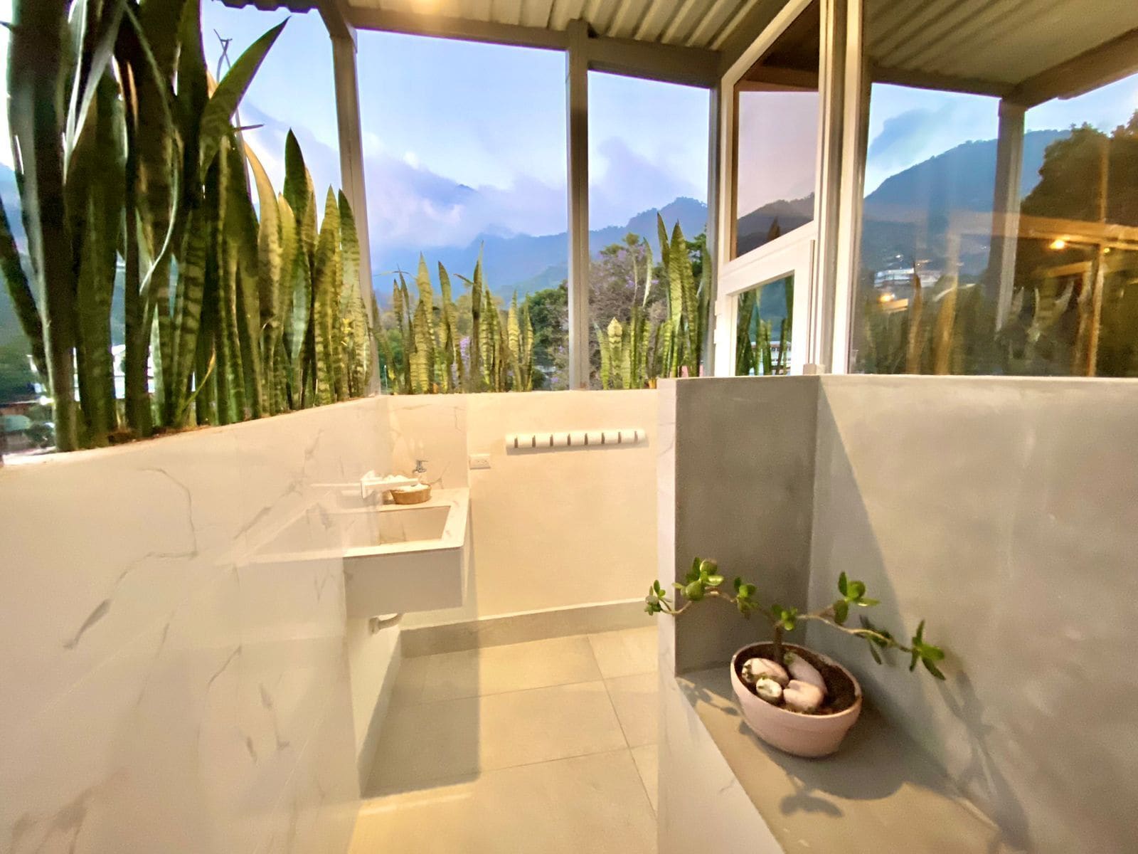 Comfort eenpersoonskamer | Badkamer | Een douche, een regendouche, een haardroger, handdoeken