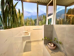 Habitación individual Confort | Baño | Regadera, regadera tipo lluvia, secadora de cabello, toallas 