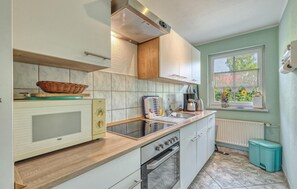 Frigorifero, microonde, forno, piano cottura