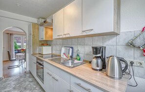 Frigorifero, microonde, forno, piano cottura