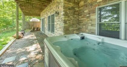 Serene Mountain Escape: Hot Tub, Foosball, Views