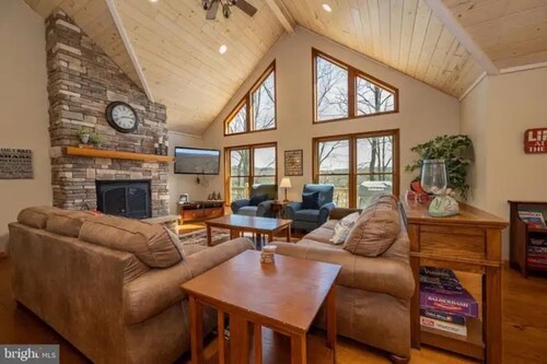 Serene Mountain Escape: Hot Tub, Foosball, Views