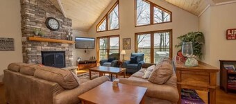 Serene Mountain Escape: Hot Tub, Foosball, Views