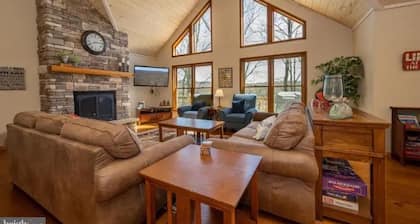 Serene Mountain Escape: Hot Tub, Foosball, Views