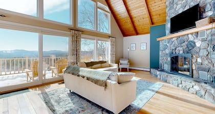 Dog-friendly home with panoramic mountain views, grill, deck, & pool table