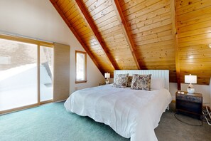 3 bedrooms, iron/ironing board, Internet, bed sheets - Dog-friendly home with panoramic mountain views, grill, deck, & pool table (Middlesex)