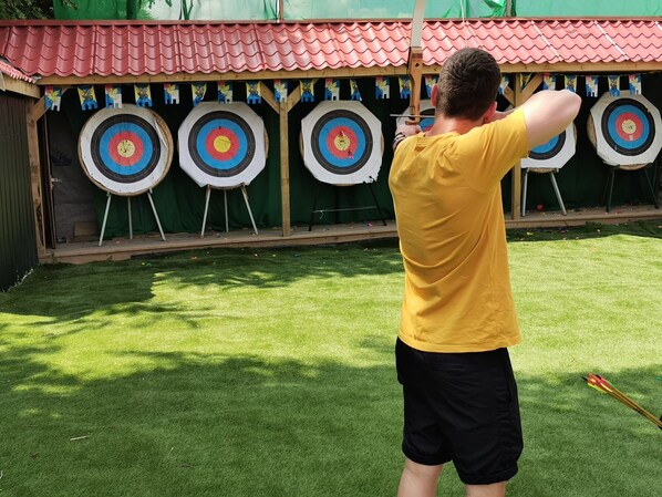 Property grounds - Somerset glamping pod with access to adventure activities. (East Huntspill)