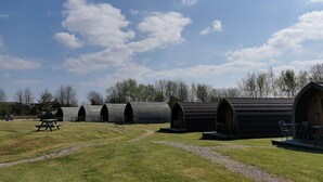 Outdoor dining - Somerset glamping pod with access to adventure activities. (East Huntspill)