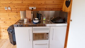 Réfrigérateur, plaque de cuisson, grille-pain