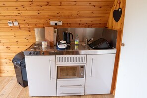 Réfrigérateur, plaque de cuisson, grille-pain