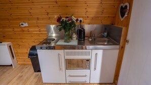 Kühlschrank, Herdplatte, Toaster, Kochgeschirr/Geschirr/Besteck
