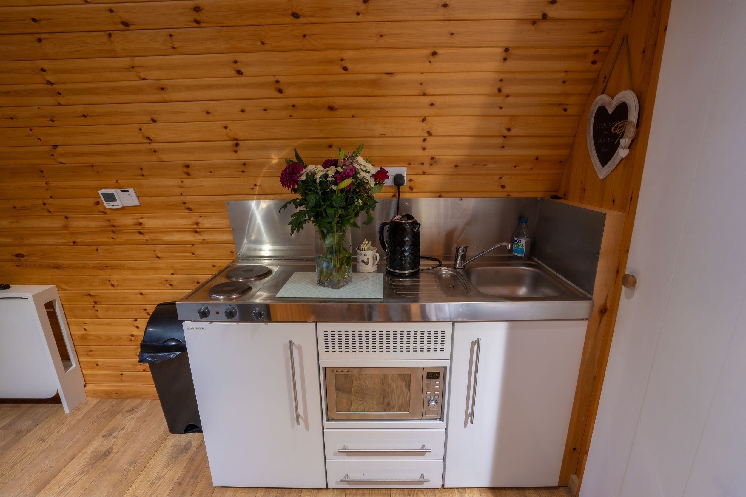 Kjøleskap, kokeplater, brødrister og kjøkkenutstyr