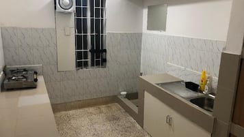 Microones i utensilis de cuina, vaixella i coberteria