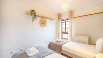 2 bedrooms, iron/ironing board, internet, bed sheets