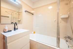 Shower, hair dryer, towels - GuestReady - One peaceful stay in Parede (Parede)