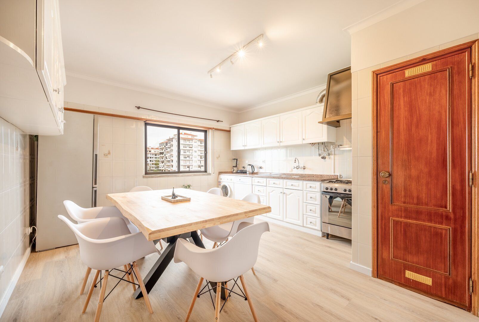 Fridge, oven, dishwasher, coffee/tea maker